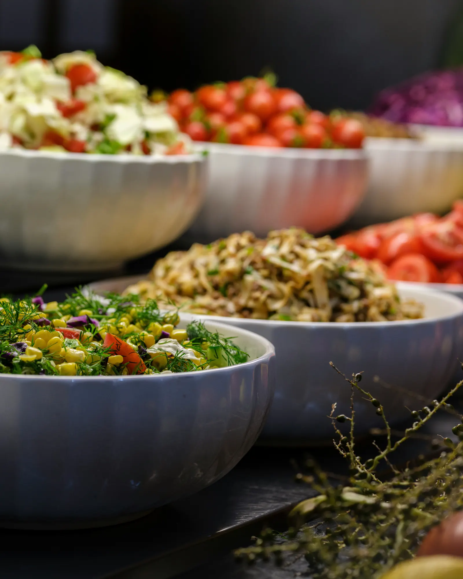 Ljus lunchservering i restaurangmiljö