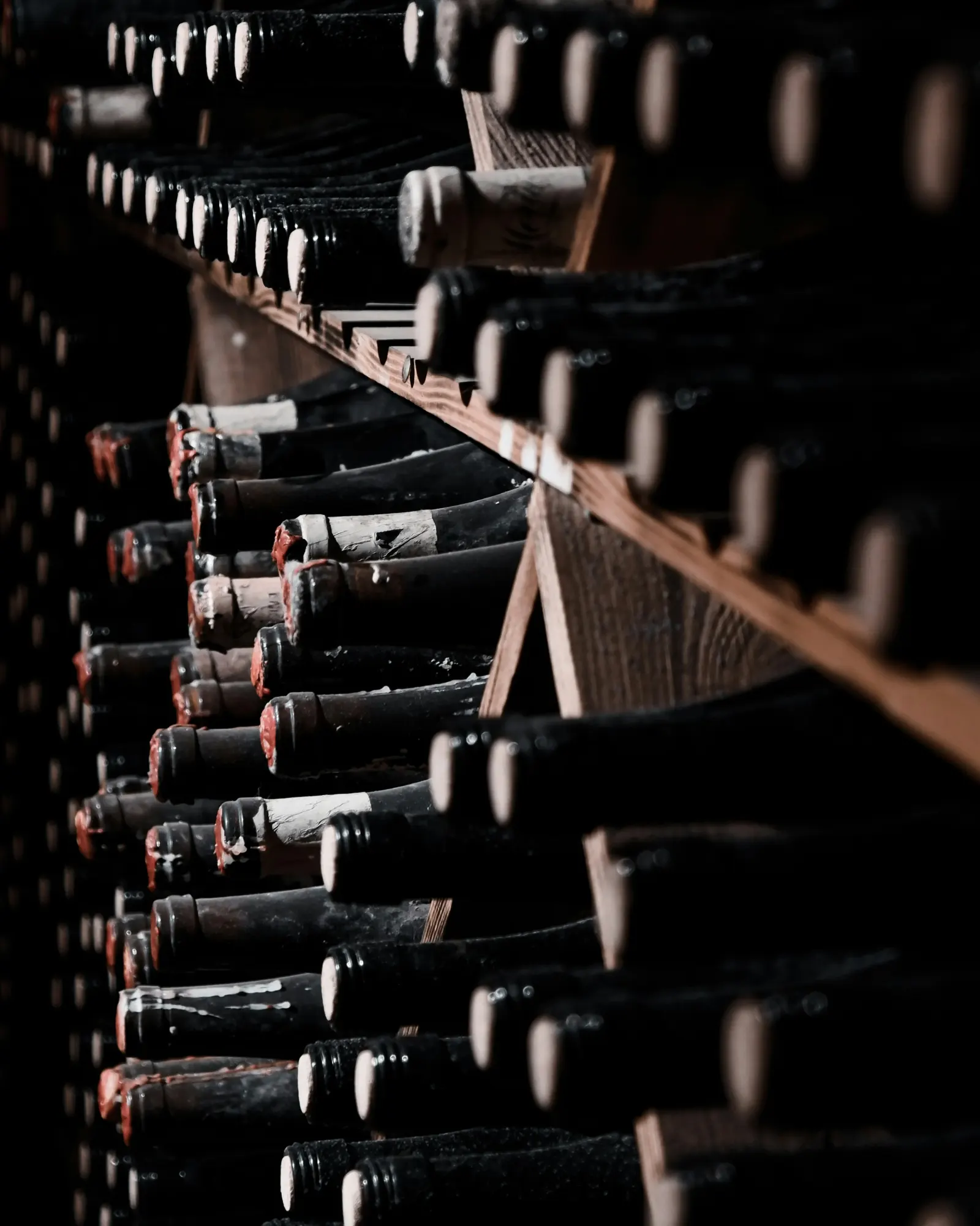 Middagssällskap i varm restauranginteriör